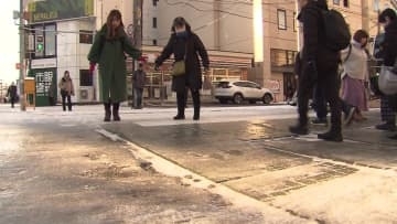 【転倒やスリップに注意】積雪が凍り…ツルツル路面に 札幌市内では5人が転倒し病院に救急搬送 路面凍結とみられる事故は札幌近郊で10件以上 20日朝も雪道に警戒を＜北海道＞