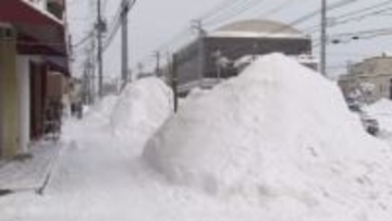 「雪積もりすぎて絶望です…玄関開けて絶望です」猛吹雪の“影響大”札幌市の雪山は3メートル近く―新千歳空港で126便欠航し約900人が空港内で一夜明かす〈日本海側15日明け方まで大雪続く予想〉北海道
