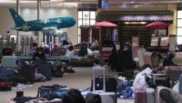 【大荒れの余波各地で】13日に猛吹雪が襲った北海道―新千歳空港では126便欠航で約900人が空港で夜を明かす…道路状況も悪く「積もりすぎて絶望」〈北海道〉