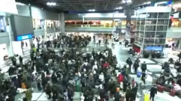 【孤立状態】新千歳空港“7000人足止め”一夜を明かす…JRも空港バスもストップして身動き取れず～26日朝も状況変わらず空港内は大混雑→JRは除雪作業で少なくとも26日午後1時ごろまで運休〈北海道〉