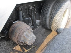 【脱輪部分の写真あり】「去年11月に会社の従業員がタイヤを交換した」高規格幹線道路「函館新道」を走行中の大型トラックからタイヤ2本脱落…１本は防風板に衝突〈北海道七飯町〉