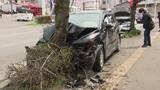 「【乗用車同士が交差点で衝突】「車が木にぶつかった」などと通報～2人を病院へ搬送…50代男性は搬送時に意識不明か～30代男性は会話できる状態→警察が事故原因を捜査中〈北海道函館市〉」の画像1
