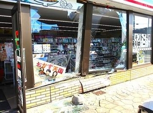 60代後半の男性が運転する乗用車が急発進しコンビニに突っ込む…ガラス全壊するもケガ人なし…アクセルとブレーキを踏み間違えか〈北海道旭川市〉