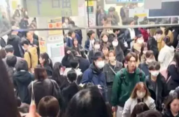 「タクシー待ち1時間以上」通勤ラッシュ襲った地下鉄トラブル 4時間半も南北線ストップで市民混乱…平岸駅と真駒内駅には長蛇の列が…約3万2千人に影響―原因は線路内の通信設備と回送車両の接触か＜北海道＞