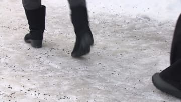 「ツルツルゥ～」解けた雪が凍って“路面ツルツル”通勤・通学もヒヤヒヤ…冬用の靴でも油断できず→日陰でのスリップや転倒に引き続き注意を〈北海道札幌市〉