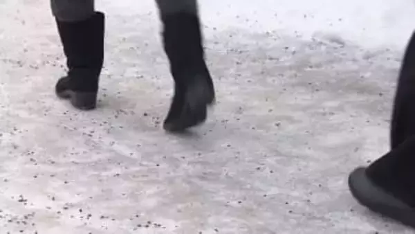 「ツルツルゥ～」解けた雪が凍って“路面ツルツル”通勤・通学もヒヤヒヤ…冬用の靴でも油断できず→日陰でのスリップや転倒に引き続き注意を〈北海道札幌市〉