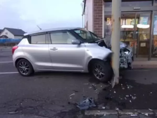 【画像あり】70代女性が運転する乗用車が弁当店の看板の支柱に突っ込む「アクセルとブレーキを踏み間違えた」助手席の夫含めてケガなし＿警察「駐車するときと発進させるときは慎重な運転操作を」北海道新ひだか町