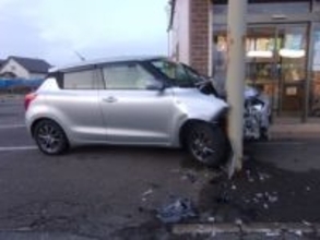 【画像あり】70代女性が運転する乗用車が弁当店の看板の支柱に突っ込む「アクセルとブレーキを踏み間違えた」助手席の夫含めてケガなし＿警察「駐車するときと発進させるときは慎重な運転操作を」北海道新ひだか町