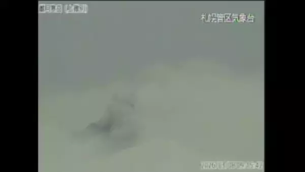 火口周辺では大きな噴石の飛散に警戒を＿北海道東部の雌阿寒岳ポンマチネシリ火口付近で噴火＿100メートル上空まで灰白色の噴煙＿南東方向に降灰の恐れ（北海道）