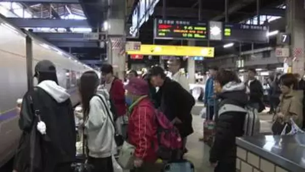 ゴールデンウィークスタート！JR札幌駅や新千歳空港は混雑「函館でホタテとイカ食べるのが楽しみ」JR特急列車はすべて指定席に→予約は昨年より１割以上増加―道内発着航空便のピークは5月2日〈北海道〉