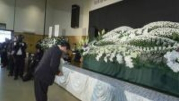 「知床遊覧船沈没事故」から4年…斜里町で追悼式＿地元住人や関係者が花を手向ける＿社長・桂田被告は裁判進行中…業務上過失致死の罪で“禁錮5年求刑”〈北海道斜里町〉