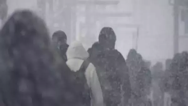 【最強寒波襲来】北海道北部で24時間降雪量33センチ 住民は夜中の2時から雪かき…札幌市内にも高い雪山が 見通し悪く出会い頭の事故に注意…幹線道路は排雪進むも住宅街では道幅狭く