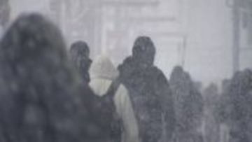 【最強寒波襲来】北海道北部で24時間降雪量33センチ 住民は夜中の2時から雪かき…札幌市内にも高い雪山が 見通し悪く出会い頭の事故に注意…幹線道路は排雪進むも住宅街では道幅狭く