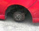 「走行中の乗用車の左後輪からタイヤが外れる事故が発生…巻き込まれやケガ人なし…警察がタイヤ交換後の点検呼びかけ＜北海道名寄市＞」の画像1