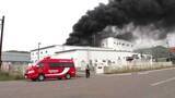 「「清掃作業中に水素爆発がおこった」工場で爆発火災＿屋根めくれ窓ガラス割れ黒煙が噴出＿市は煙を吸い込まないよう呼びかけ＜北海道室蘭市＞」の画像1