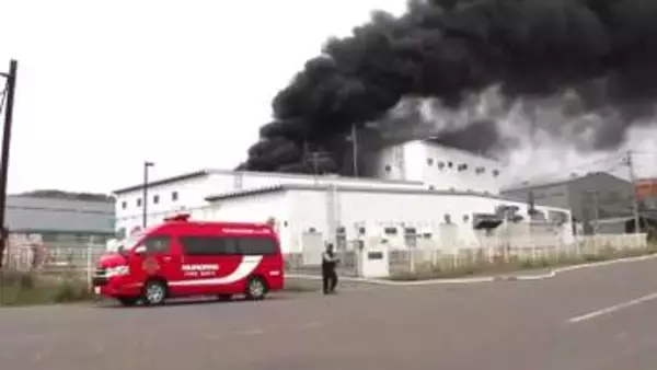 「清掃作業中に水素爆発がおこった」工場で爆発火災＿屋根めくれ窓ガラス割れ黒煙が噴出＿市は煙を吸い込まないよう呼びかけ＜北海道室蘭市＞