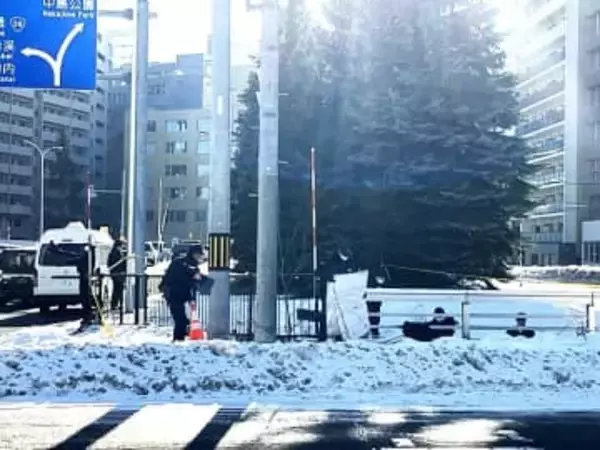 【変死体】「橋の下に人の足が…」札幌中心部ススキノの川の近くで"年齢性別不明"の遺体みつかる＿一部は白骨化・着衣あり＿信号待ちの運転手が発見し110番通報＿警察が死因や身元の特定進める＜北海道札幌市＞