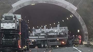 【道東道下り線で死亡事故】大型トレーラーと軽乗用車が正面衝突～軽乗用車が大破し乗っていた2人死亡―どちらかが対向車線にはみ出しか…占冠中央トンネル付近〈北海道占冠村〉