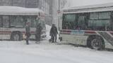 「【災害級の大混乱に…】記録的“ドカ雪”で札幌が機能不全に…除雪した雪が家の2階を超えるほどの高さにまで「バスが立ち往生」「空港で7000人が一夜」「物流停滞で一部商品が品薄」も〈北海道〉」の画像1