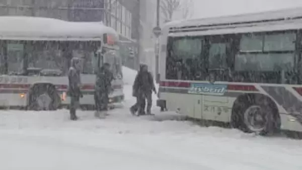 【災害級の大混乱に…】記録的“ドカ雪”で札幌が機能不全に…除雪した雪が家の2階を超えるほどの高さにまで「バスが立ち往生」「空港で7000人が一夜」「物流停滞で一部商品が品薄」も〈北海道〉