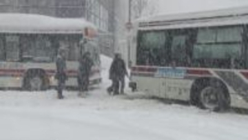 【災害級の大混乱に…】記録的“ドカ雪”で札幌が機能不全に…除雪した雪が家の2階を超えるほどの高さにまで「バスが立ち往生」「空港で7000人が一夜」「物流停滞で一部商品が品薄」も〈北海道〉
