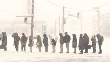 【もうウンザリ】札幌圏を中心に台風並みの強風『ホワイトアウト』状態に…見通し悪い車道に突然人影が…自動ドアも閉まらず…新千歳空港は欠航相次ぎ、JRや路線バスも乱れる〈北海道〉