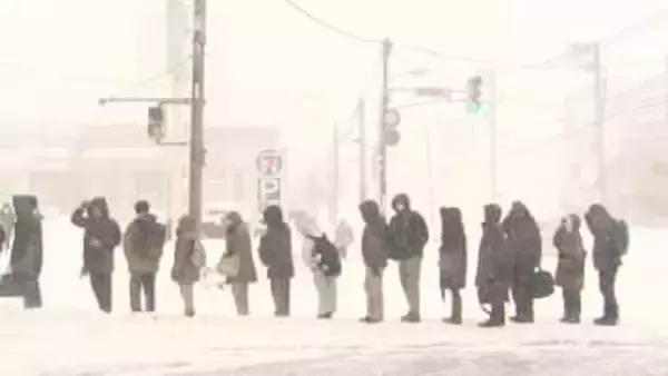 【もうウンザリ】札幌圏を中心に台風並みの強風『ホワイトアウト』状態に…見通し悪い車道に突然人影が…自動ドアも閉まらず…新千歳空港は欠航相次ぎ、JRや路線バスも乱れる〈北海道〉