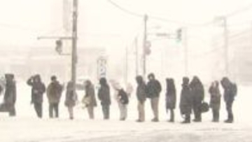 【もうウンザリ】札幌圏を中心に台風並みの強風『ホワイトアウト』状態に…見通し悪い車道に突然人影が…自動ドアも閉まらず…新千歳空港は欠航相次ぎ、JRや路線バスも乱れる〈北海道〉