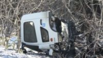 【動画あり】衝突で中央ドアが内側に外れた列車…JR踏切で普通列車とトラックが衝突しトラック運転手が死亡＿遮断機作動中の踏切でいったい何が？〈北海道根室市〉