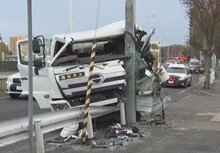 電柱にめり込み、前方が大きく歪んだ車体…トラックの単独事故で運転していた60代男性が死亡＜差北海道札幌市＞