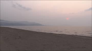 【真冬のビーチに変死体】「砂浜に骨のようなものがある。人の手も見える」砂浜に埋もれた男性の遺体みつかる＿目立つ外傷なし＿身元の確認を急ぐとともに事件事故の両面で死因など調べる〈北海道小樽市〉