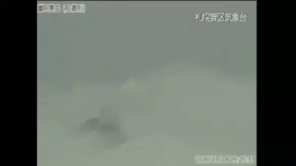 【噴火した雌阿寒岳】新たな噴火確認されずも“活発な噴煙活動”続く＿火山ガス放出量は1日あたり300トンで前回調査と同程度…引き続き『火口から約500メートル』は大きな噴石に警戒を〈北海道〉