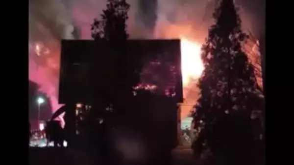 屋根や窓から真っ赤な炎が…2階建ての住宅をほぼ全焼「中からバンバンと音がする」焼け跡から性別不明の遺体発見＿住人か？警察が身元の特定を急ぐ〈北海道 岩見沢市〉