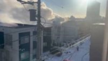 【住宅火災】3階の窓から噴き出す白煙…黒く焦げた室内…アパートの一室から出火＿住人か？50代男性を病院搬送・意識あり～通勤・通学時間帯の周辺は一時騒然〈北海道札幌市〉