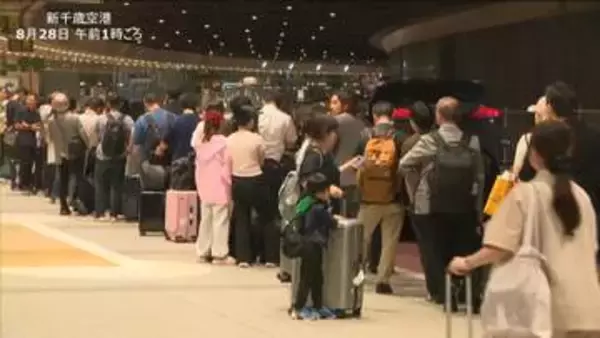 【速報】新千歳空港で多数の乗客らが足止め…カミナリの影響で到着便が遅れて旅行客らがバスやタクシー乗り場に長い行列…空港で一夜を明かそうという人も＜北海道千歳市＞