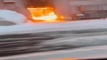 【速報・映像あり】「屋外で煙が見える」食品工場が炎上…従業員約100人が避難＿ケガ人の情報なしー警察と消防が出火原因調べる〈北海道札幌市〉