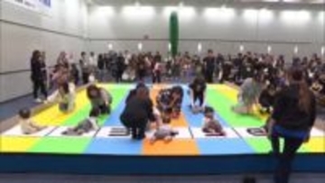 ゴール目指して奮闘　赤ちゃんハイハイ競走