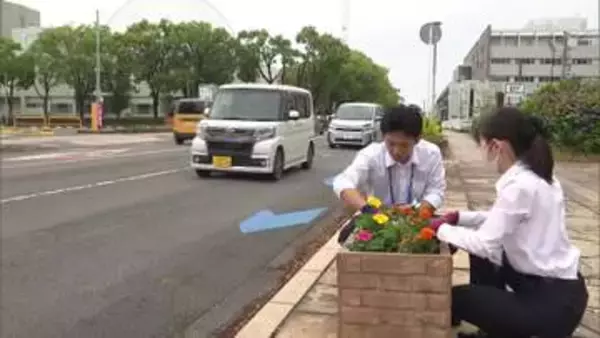 「通勤時に癒やしを」JR宮崎駅東口周辺で花の植栽活動　企業や団体100人が参加し街を彩る