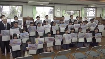 飫肥小学校「鉄道クラブ」の児童が手作りのカレンダーや資料をJR九州と日南市に贈呈