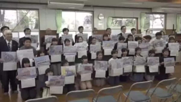 飫肥小学校「鉄道クラブ」の児童が手作りのカレンダーや資料をJR九州と日南市に贈呈