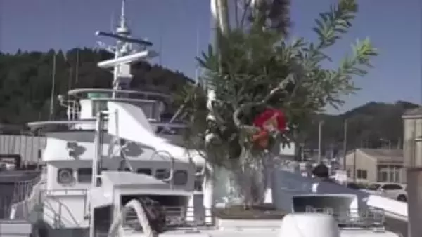 来年も大漁を！　漁獲高日本一のカツオ船に松飾り　日南市南郷町