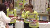 「母の日を前に　JR宮崎駅で「オロナミンC」プレゼント」の画像1