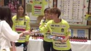 母の日を前に　JR宮崎駅で「オロナミンC」プレゼント