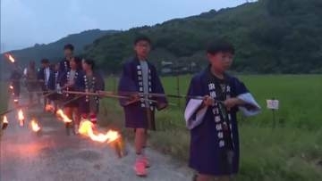 「お米がいっぱい育ってほしい」延岡市北川町　たいまつを灯して害虫を追い払い豊作を願う「虫追い」