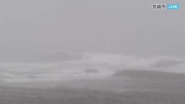 【台風中継】宮崎市折生迫　海は白波が立ち視界不良　断続的に横殴りの雨