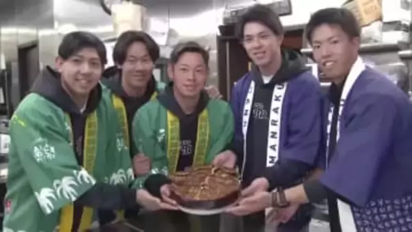 今シーズンの「うなぎのぼり」誓う　ホークス新人選手がウナギのつかみ取り体験