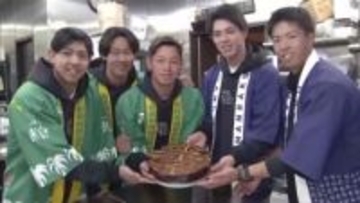 今シーズンの「うなぎのぼり」誓う　ホークス新人選手がウナギのつかみ取り体験