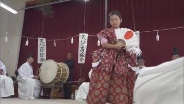 日南市・九社神社　春の大祭で子供たちが神楽奉納