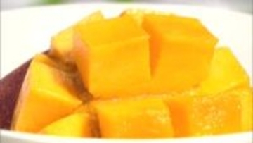 最高値は2玉55万円　完熟マンゴー「太陽のタマゴ」の初競り