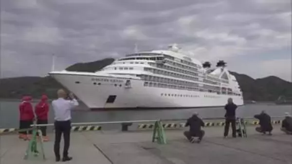 豪華クルーズ船「シーボーン・ソジャーン」　日南市の油津港に初寄港